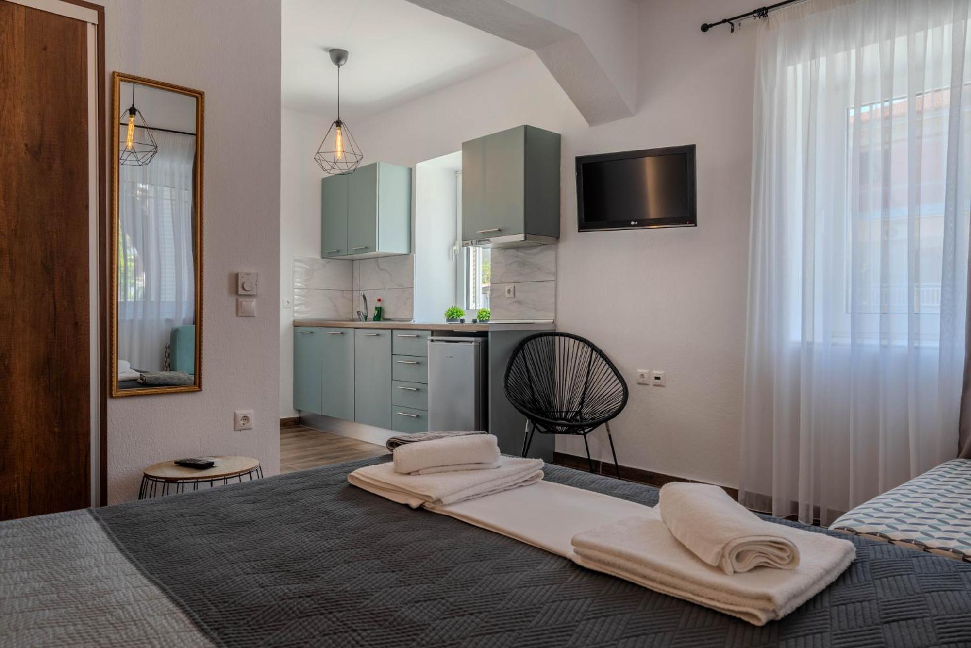 Aigli Luxury Studios Nea Roda Exterior photo